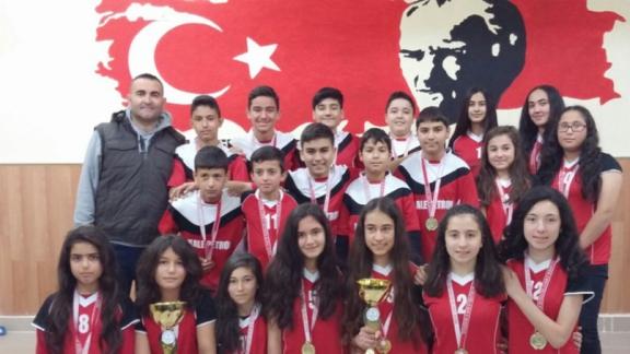 Şefaatli Fatih Ortaokulu Voleybolda Çifte Şampiyonluk Yaşadı