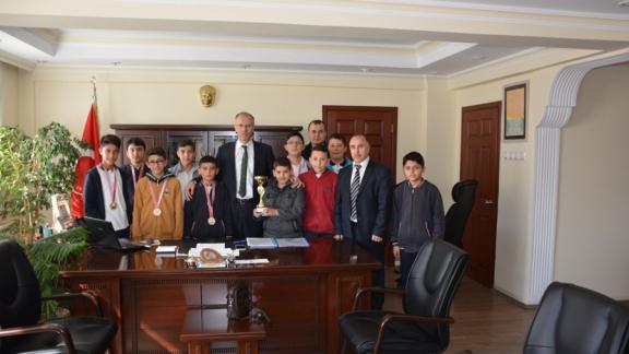 Satranç Şampiyonlarından İl Milli Eğitim Müdürümüz Saim KUŞa Ziyaret