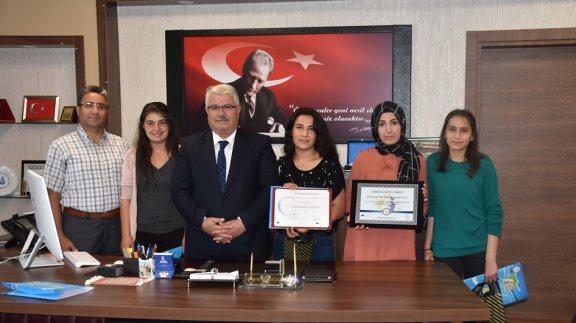 Bahadın Mesleki ve Teknik Anadolu lisesi Çemberimde Gül Oya Projesi  Ödül Aldı