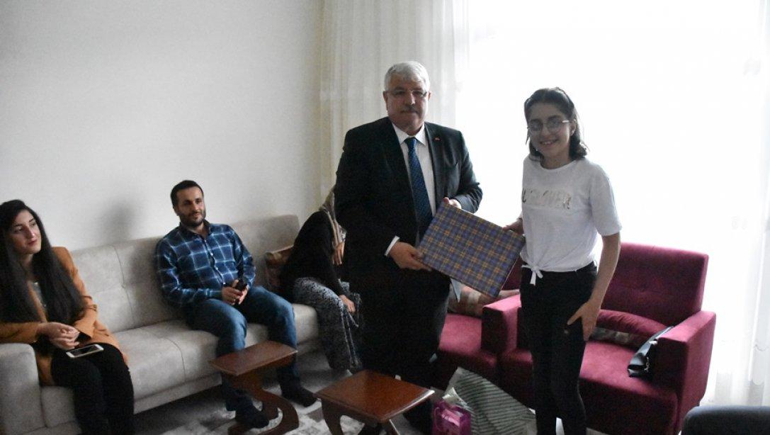 Evde Eğitim Gören Öğrencimiz Aleyna'ya Karnesini Müdürümüz Yusuf Yazıcı Takdim Etti