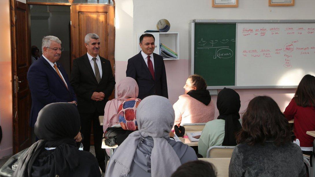 Valimiz Kadir Çakır Yozgat Lisesi ve Merkez Ortaokulunu Ziyaret Etti